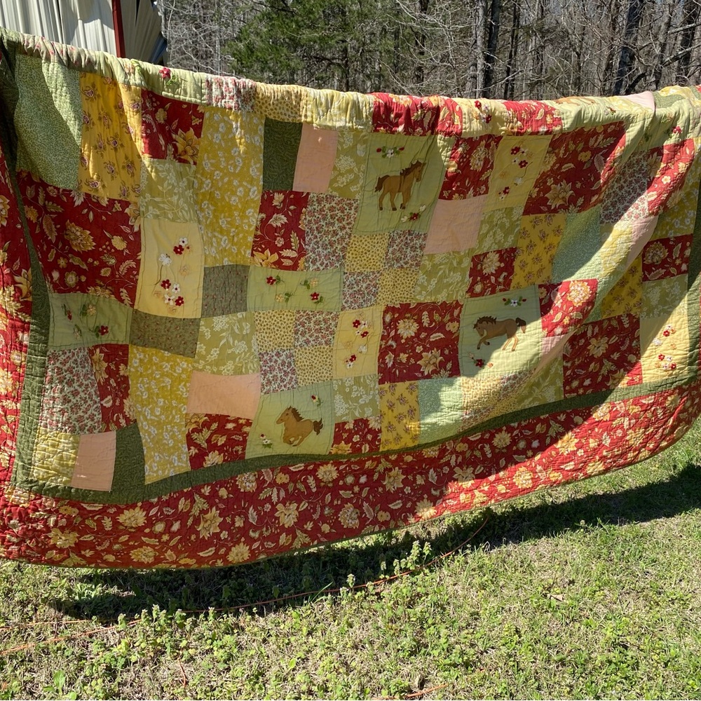 King size horse pattern quilt